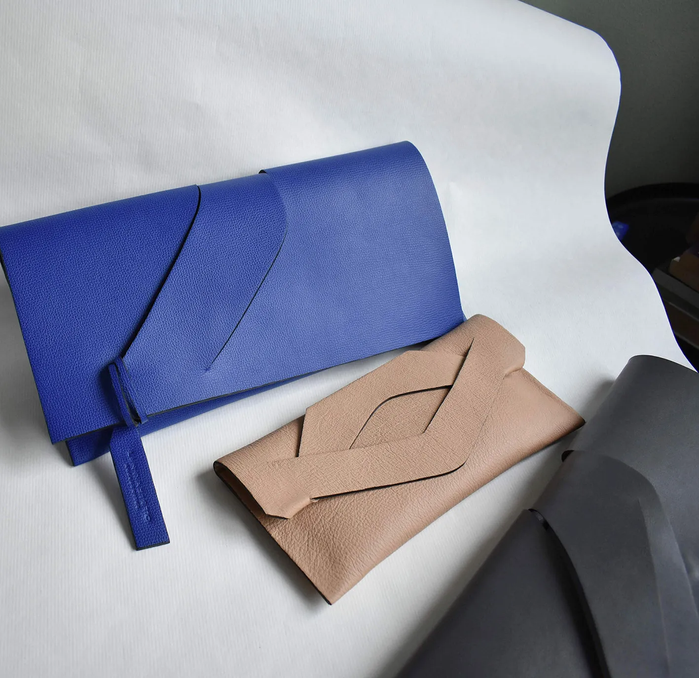 Curved Slashed Clutch Borítéktáska   Colour Options