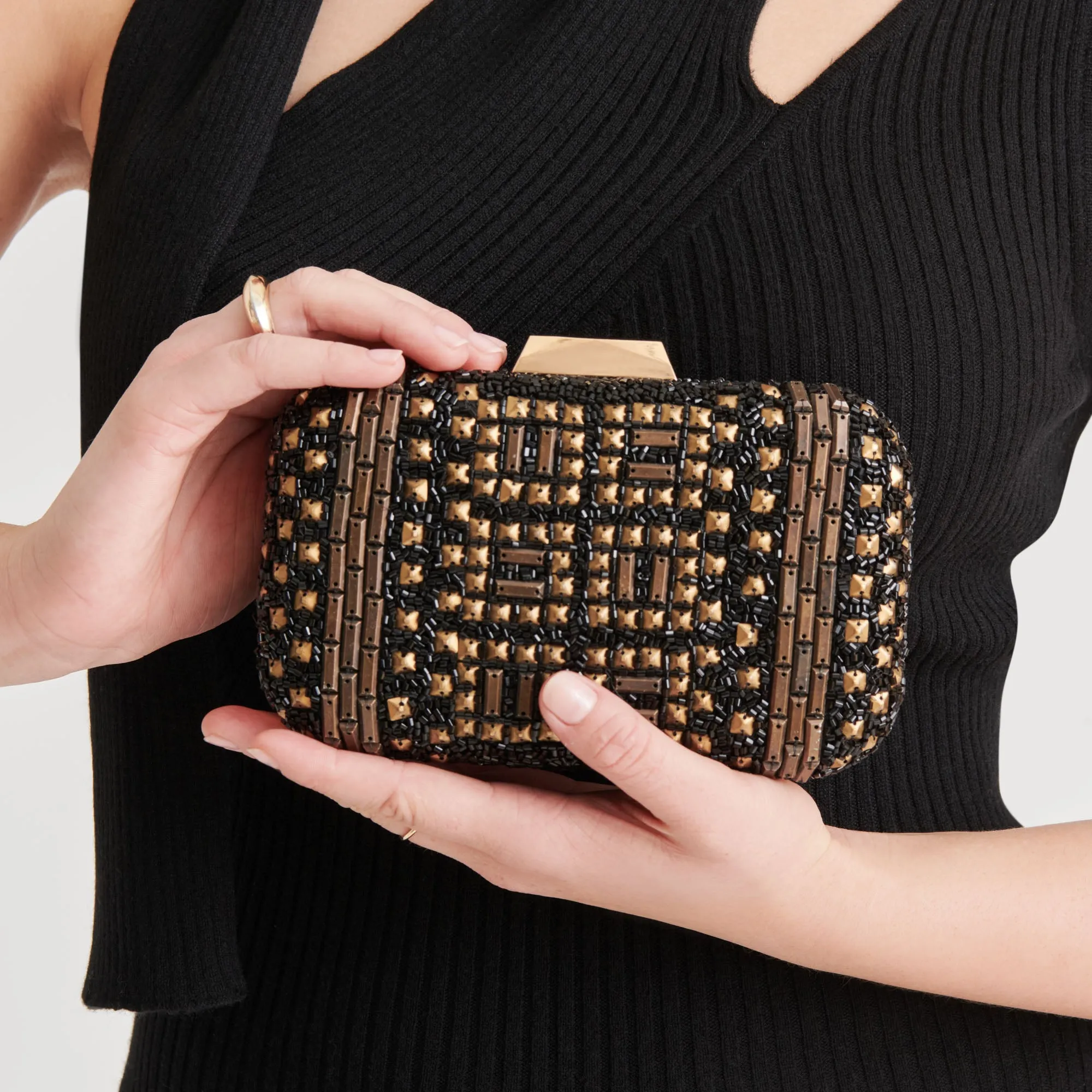 DAISY CLUTCH BLACK GOLD BEADED