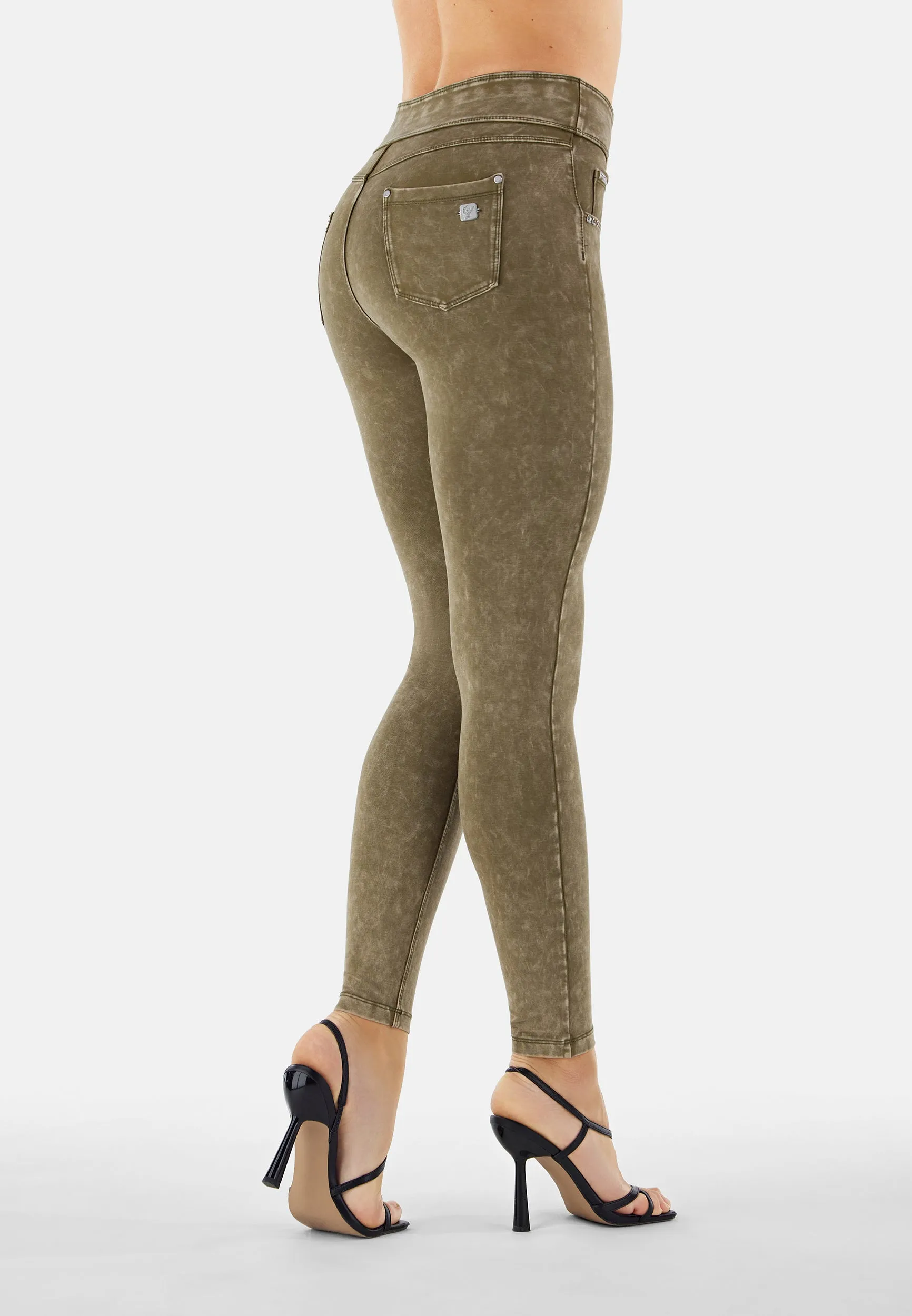 NOWY1MF224-V134 N.O.W.® Mid-Rise Taille Broek met Speciaal Kleur Effect in Superzacht Groen Katoen